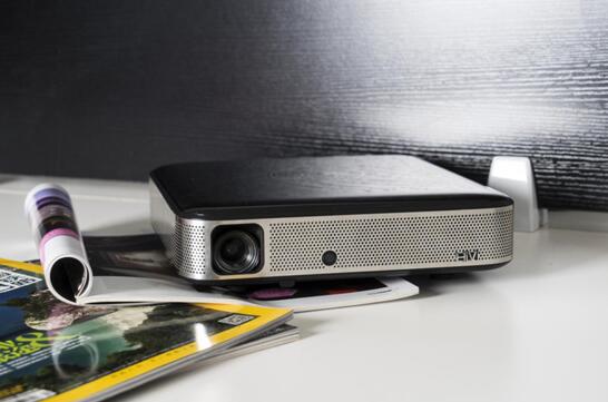 買(mǎi)LED投影還是燈泡投影？家用投影該選誰(shuí)！